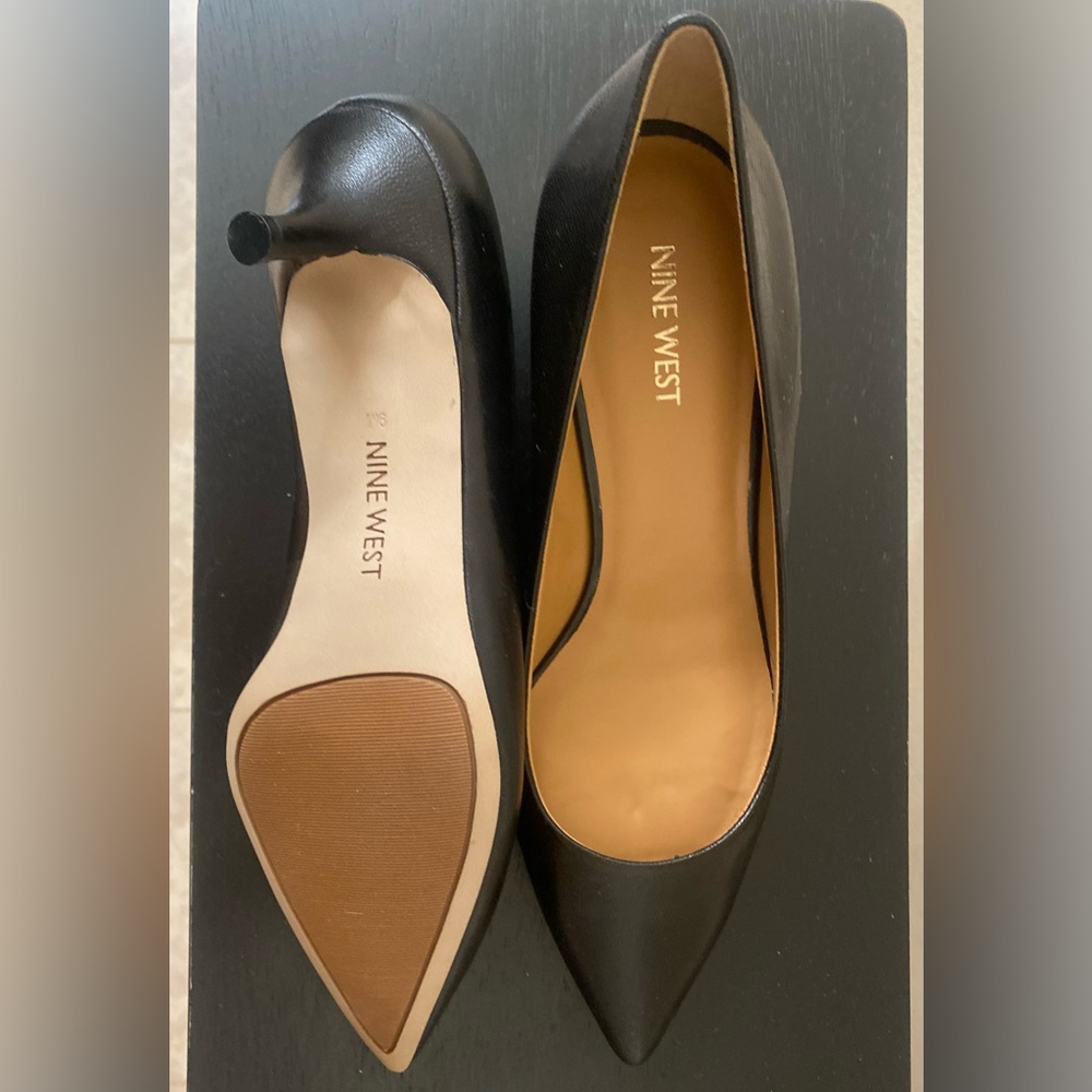 NEVER WORN super cute "work" pumps.